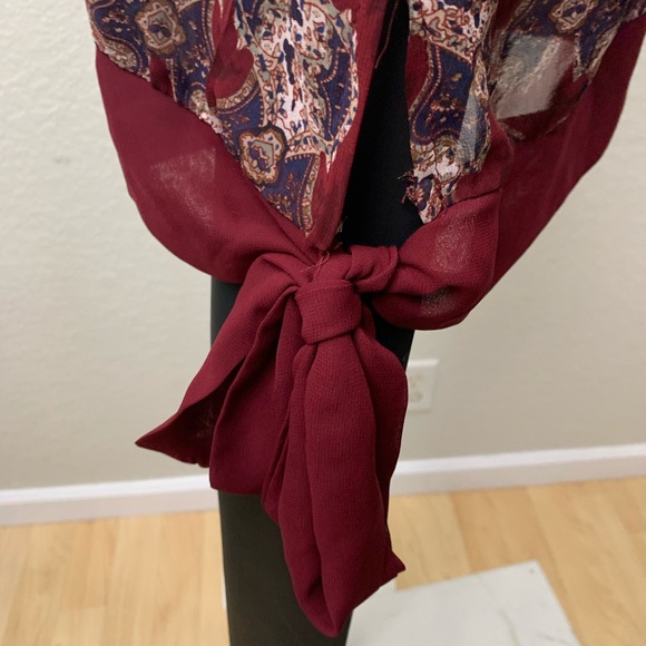 Sleeveless neck buttoned flowy top - Picture 3 of 4